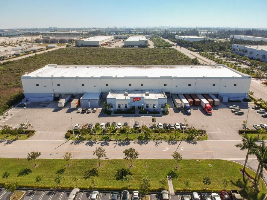 Vista aérea da fábrica da Bauducco em Miami, a primeira da empresa fora do Brasil, inaugurada em 2018. Fonte: Imagens divulgação.