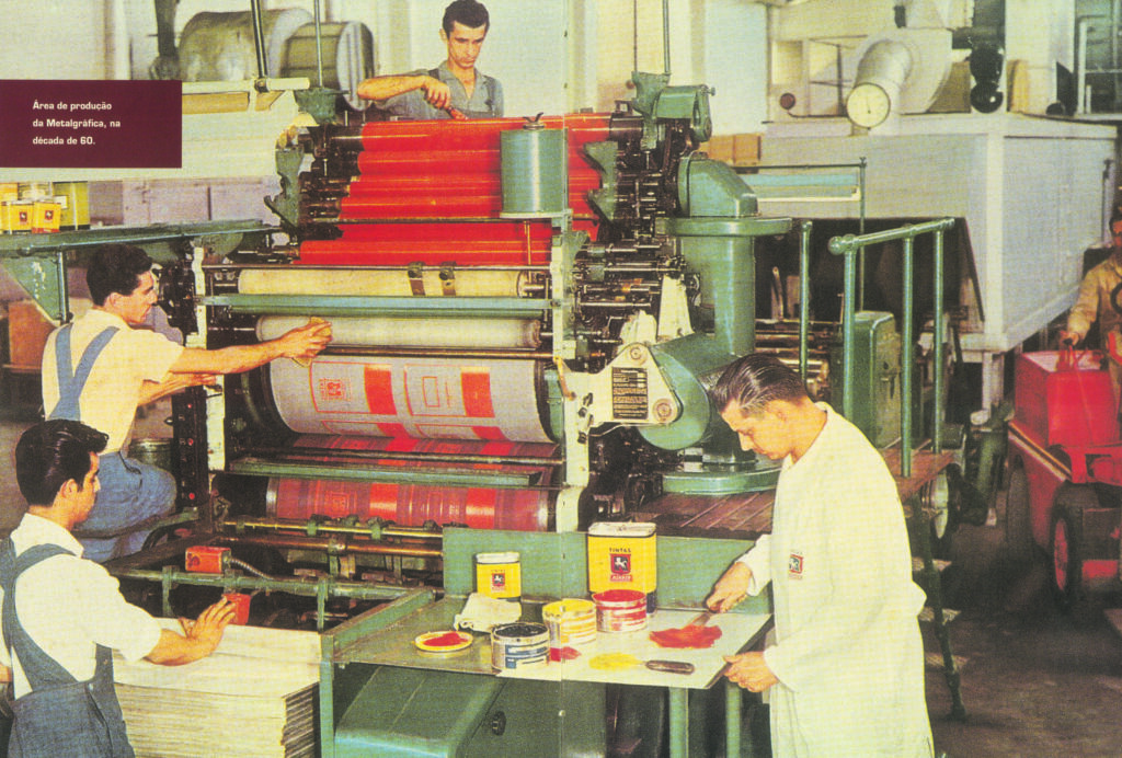 Área de produção da Metalgráfica na década de 1960, com operários na impressão das folhas para as latas de tinta Renner. Fonte: Imagens divulgação.