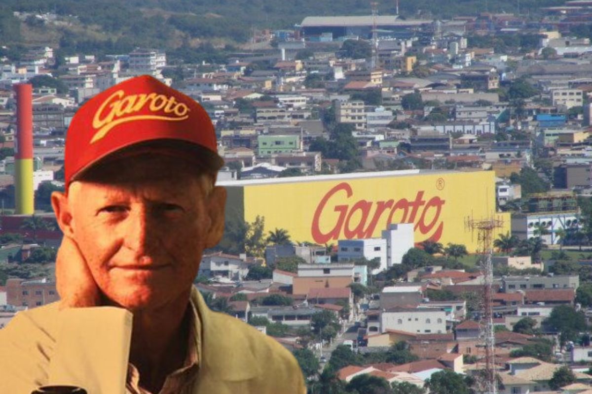 Homem de boné da Garoto diante da fábrica amarela da marca, em Vila Velha (ES). Fonte: Imagens divulgação.