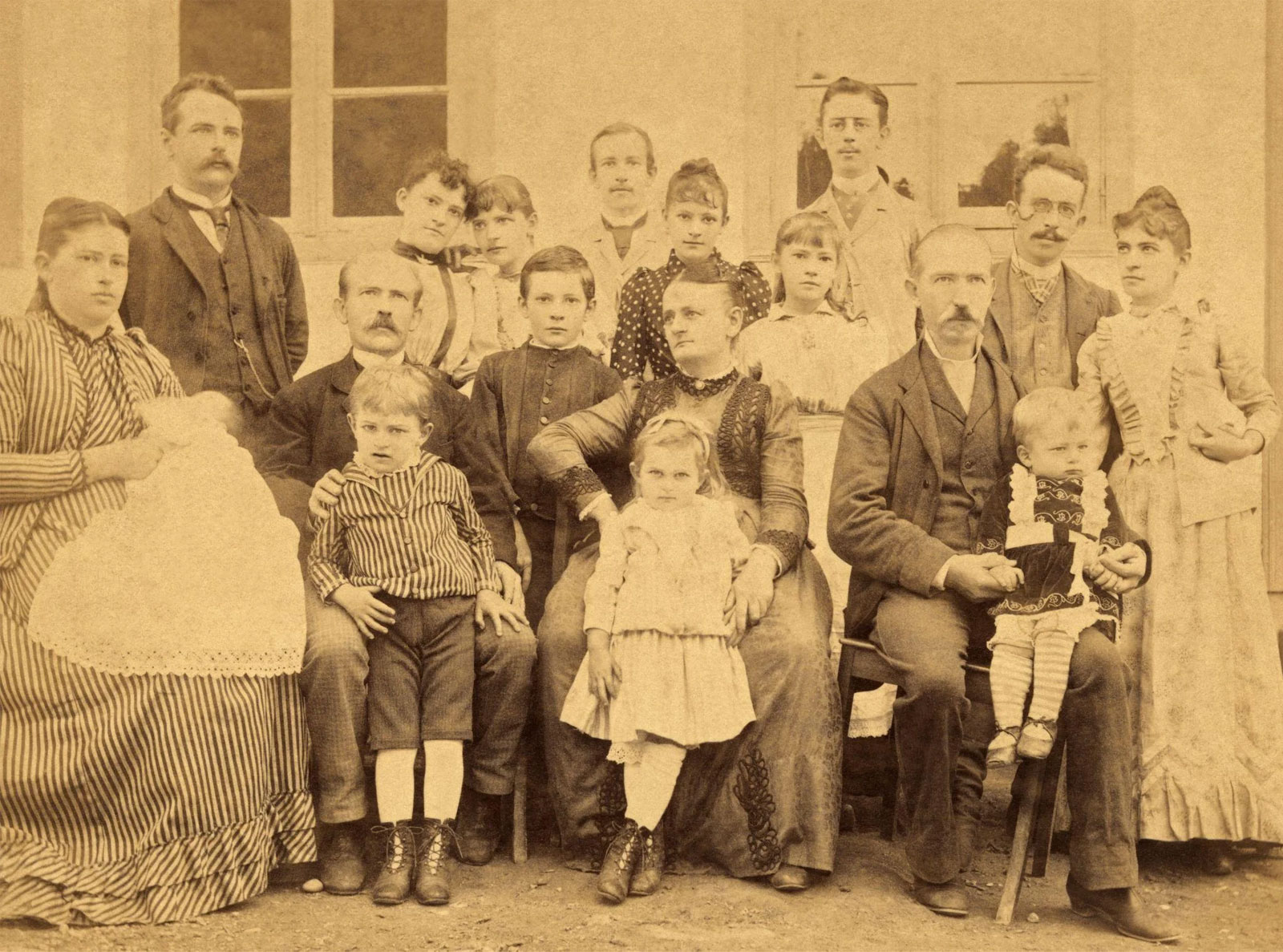 Retrato de família do fim do século XIX, época em que os irmãos Hering se estabeleceram em Blumenau. Fonte: Imagens divulgação.