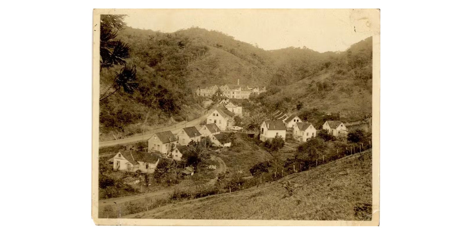 Vista antiga de um vale da região de Blumenau (SC), a colônia alemã onde a Hering nasceu em 1880. Fonte: Imagens divulgação.