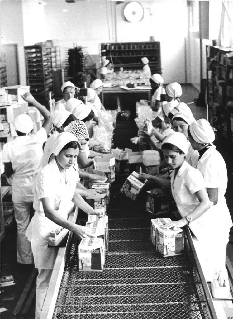Linha de embalagem numa fábrica da Bauducco, com operárias montando as caixas de panetone. Fonte: Imagens divulgação.